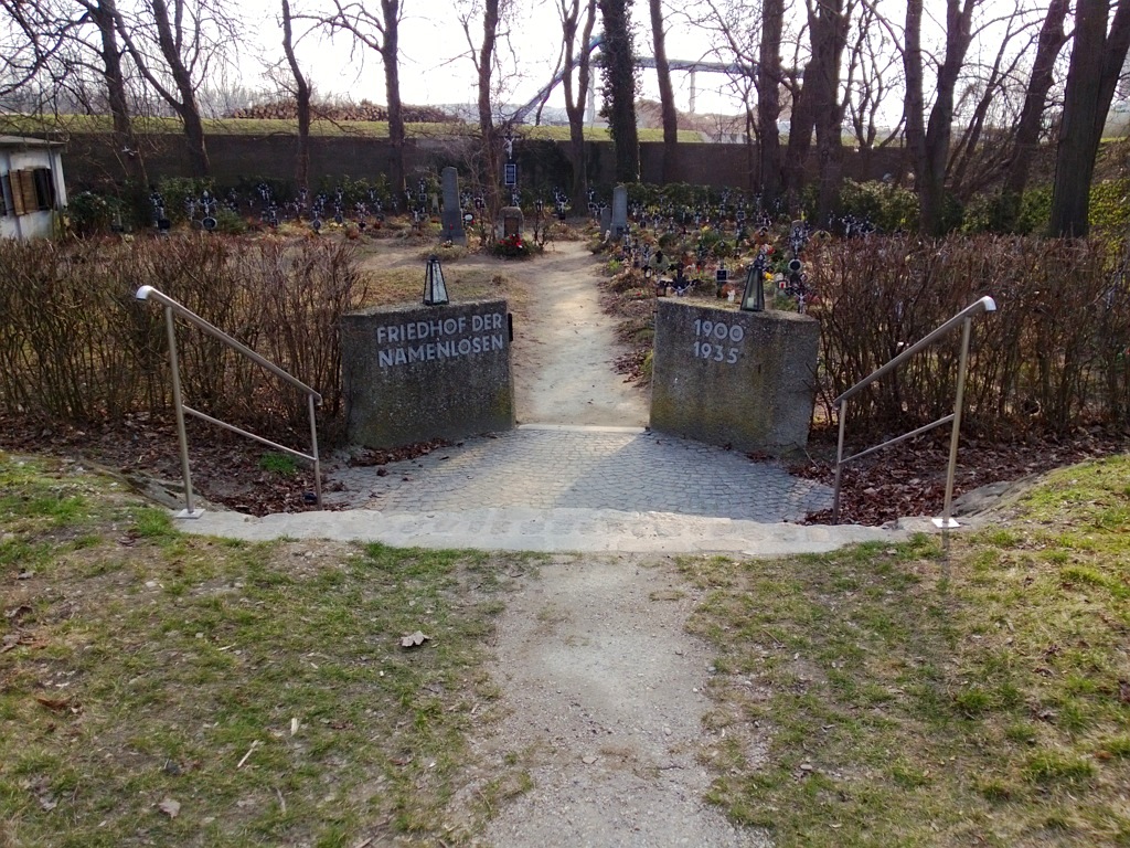 Friedhof der Namenlosen – Eingang.