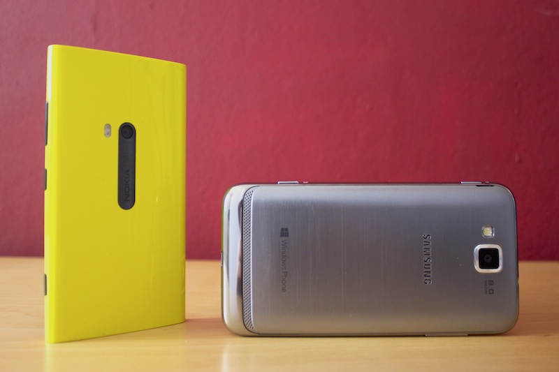 Nokia Lumia 920 und Samsung Ativ S – Hinteransicht.