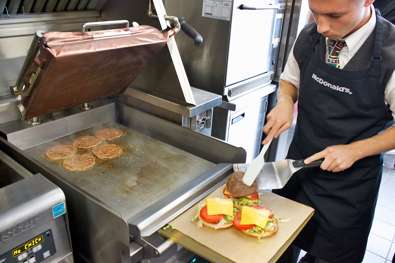 Vom Profi werden mehrere New York Classic Burger zubereitet …