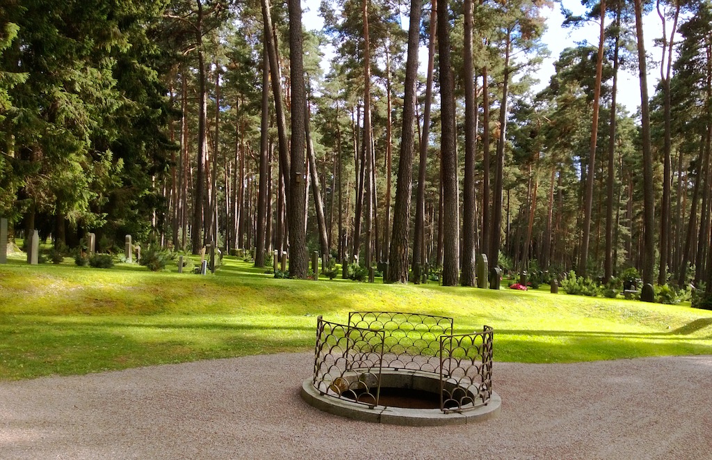 Im Skogskyrkogården.