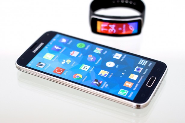 Samsung Galaxy S5 mit Gear Fit.