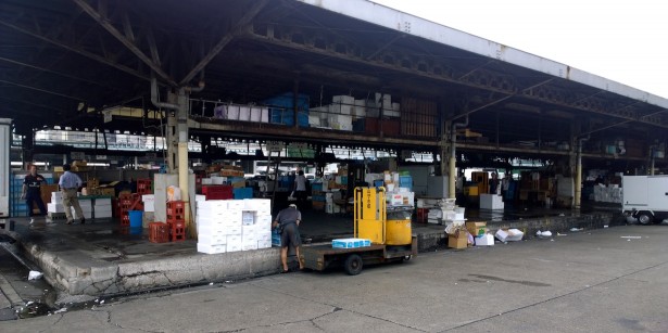 Beim Tsukiji Fischmarkt.